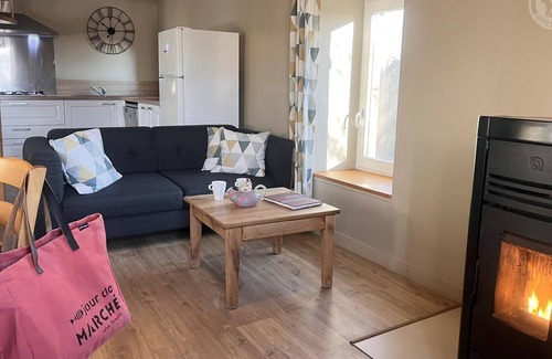 Saint-Andre-dʼApchon Cottage | Charmant gîte avec terrasse et piscine, ferme familiale, produits locaux, animaux acceptés