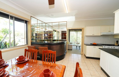 Roselands Maison | Charming Family Home with Swimming Pool.