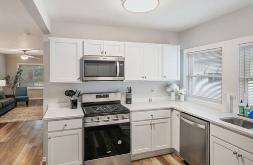 Waukegan Maison | Charming Family home near Great Lakes Naval Base!