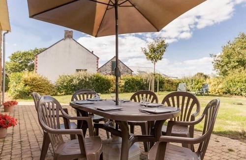 Les Touches Cottage | Gîte rénové avec jardin et terrasse sur exploitation agricole, proche étang et lac, parfait familles
