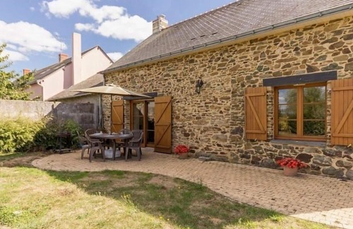 Les Touches Cottage | Gîte rénové avec jardin et terrasse sur exploitation agricole, proche étang et lac, parfait familles