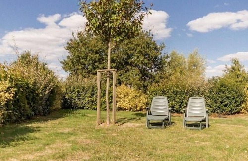 Les Touches Cottage | Gîte rénové avec jardin et terrasse sur exploitation agricole, proche étang et lac, parfait familles