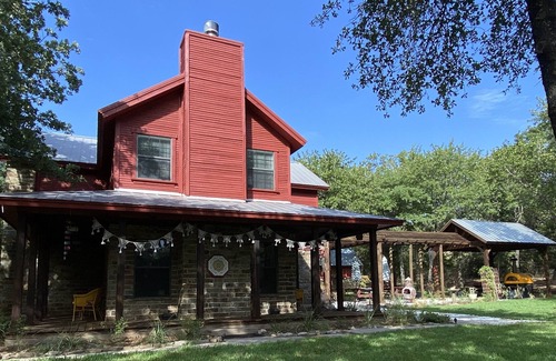 Decatur Autre | Charming farmhouse in the woods-rustic barn, pool, tipis, trails and tree house!