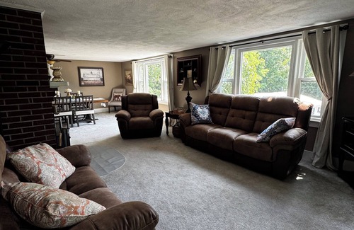 Suncook Autre | Charming farmhouse in Pembroke - Family and pet friendly