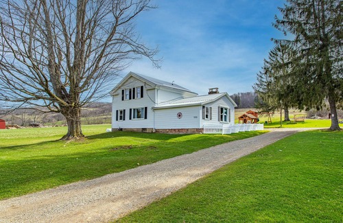Black Creek Maison | Charming Farmhouse, including barn filled with horses and livestock