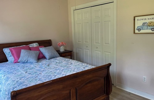 West Point Autre | Charming Farmhouse on a Pond - pet friendly!