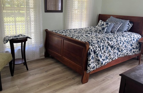 West Point Autre | Charming Farmhouse on a Pond - pet friendly!