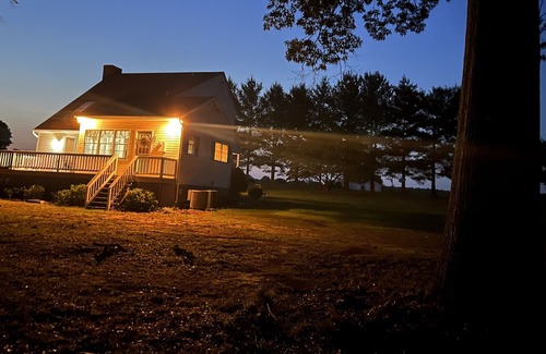 West Point Autre | Charming Farmhouse on a Pond - pet friendly!