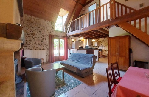 Chateaudun Cottage | Gîte chaleureux dans un ancien corps de ferme avec wifi, cheminée et grand jardin à Châteaudun