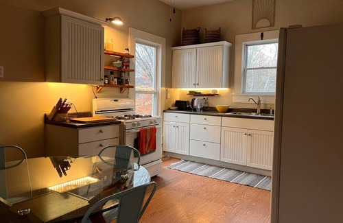 Hartsburg Autre | Charming Farmhouse Retreat