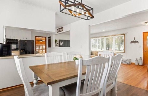 East Palmyra Maison | Charming Farmhouse Retreat ~ King Suite