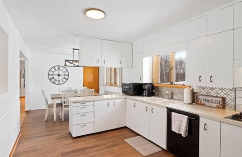 East Palmyra Maison | Charming Farmhouse Retreat ~ King Suite