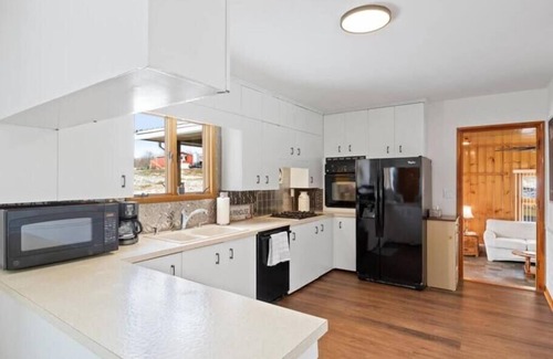 East Palmyra Maison | Charming Farmhouse Retreat ~ King Suite