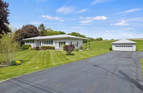 East Palmyra Maison | Charming Farmhouse Retreat ~ King Suite