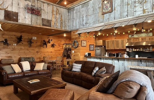 Wright Autre | Charming farmhouse with 7 bedrooms and WiFi, AC in beautiful England.