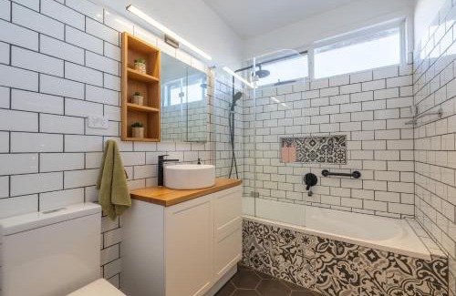 Devonport Maison | Charming Fig Tree Cottage with WiFi & Parking