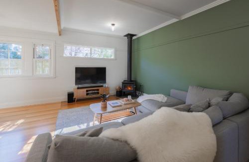 Devonport Maison | Charming Fig Tree Cottage with WiFi & Parking