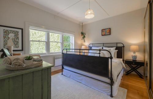 Devonport Maison | Charming Fig Tree Cottage with WiFi & Parking