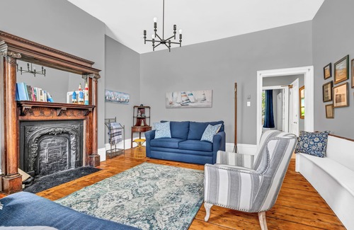 Downtown Halifax Maison | Charming first floor flat in historic old south district near waterfront