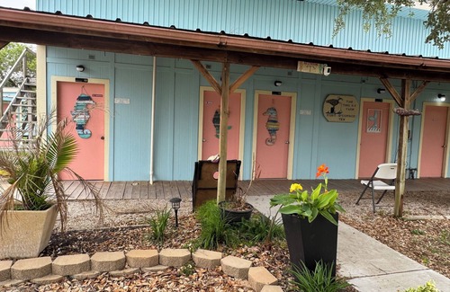 Port O Connor Cabine | Charming Fishing Cabin with AC and WiFi in beautiful Port O'Connor