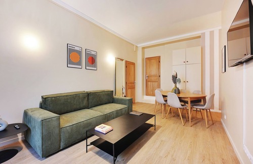 Croulebarbe Appartement | Charming FLAT - 2 bedrooms with a cinema in the "quartier Latin"