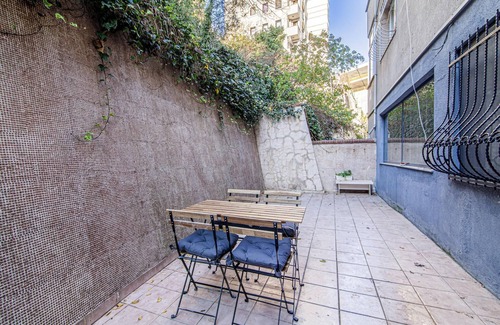 Gayrettepe Appartement | Charming Flat with Backyard Close to Zorlu Center