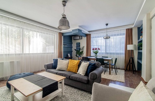 Gayrettepe Appartement | Charming Flat with Backyard Close to Zorlu Center