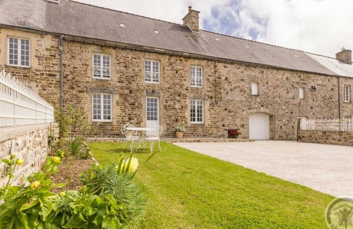 Le Vretot Cottage | Maison cosy cotentine avec terrasse, jardin, poêle à bois et équipements modernes