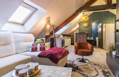 Cherbourg-en-Cotentin Appartement | Charmant appartement mansardé à Cherbourg, toutes charges incluses, Wi-Fi et équipement bébé!