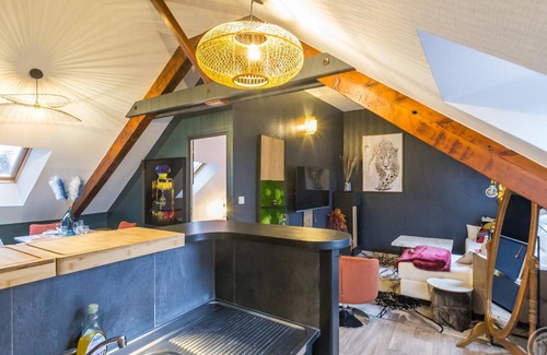 Cherbourg-en-Cotentin Appartement | Charmant appartement mansardé à Cherbourg, toutes charges incluses, Wi-Fi et équipement bébé!