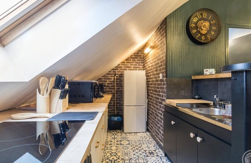 Cherbourg-en-Cotentin Appartement | Charmant appartement mansardé à Cherbourg, toutes charges incluses, Wi-Fi et équipement bébé!