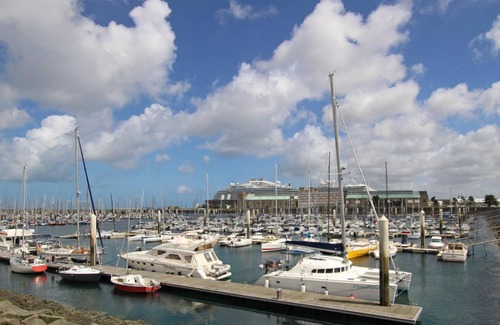 Cherbourg-en-Cotentin Appartement | Charmant appartement mansardé à Cherbourg, toutes charges incluses, Wi-Fi et équipement bébé!