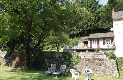 Entraygues-sur-Truyere Appartement | Gîte de charme avec vue sur la rivière Truyère et le pont du 14ème siècle.