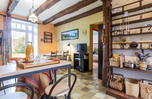 Hauteville-la-Guichard Cottage | Charming house with garden, pets allowed