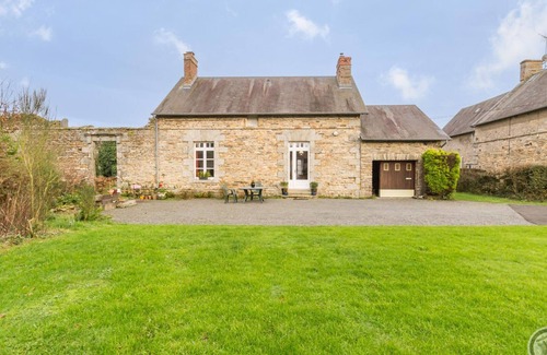 Hauteville-la-Guichard Cottage | Charming house with garden, pets allowed