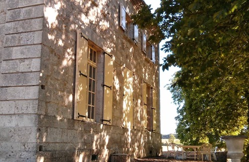 Saint-Colomb-de-Lauzun Villa | Charmante propriété 17e, 32 pers., 14 ch., 2 Piscines, Billard, Vues imprenables