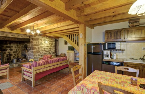 Saint-Jean-Soleymieux Cottage | Charmant Gîte avec Terrasse, Cheminée et Jardin, à Proximité des Bois, Animaux Acceptés