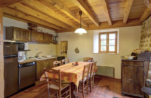 Saint-Jean-Soleymieux Cottage | Charmant Gîte avec Terrasse, Cheminée et Jardin, à Proximité des Bois, Animaux Acceptés