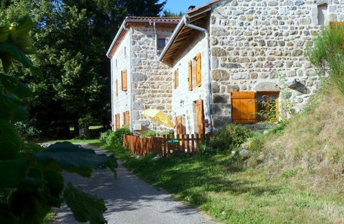 Saint-Jean-Soleymieux Cottage | Charmant Gîte avec Terrasse, Cheminée et Jardin, à Proximité des Bois, Animaux Acceptés