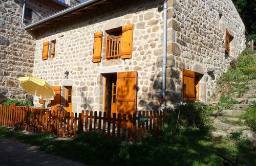 Saint-Jean-Soleymieux Cottage | Charmant Gîte avec Terrasse, Cheminée et Jardin, à Proximité des Bois, Animaux Acceptés