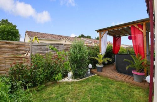 Saint-Medard-de-Guizieres Appartement | Charming Countryside Stay