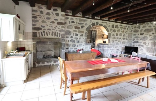 Saint-Martin-Valmeroux Cottage | Maison de caractère rénovée, au calme, proche Salers, avec jardin et activités de plein-air