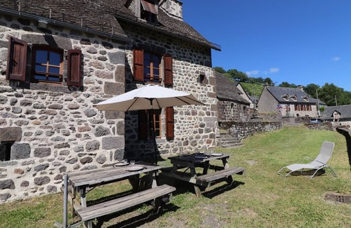 Saint-Martin-Valmeroux Cottage | Maison de caractère rénovée, au calme, proche Salers, avec jardin et activités de plein-air