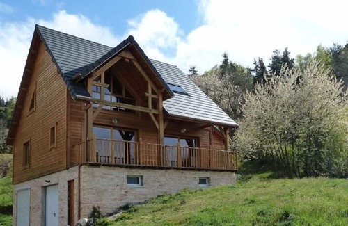 Saint-Alban-sur-Limagnole Maison | Charming wooden house in a green setting