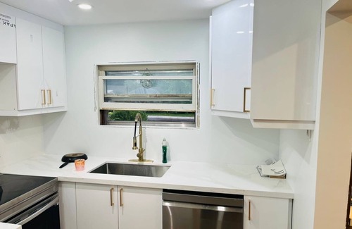 Brantford Maison | Charming fully-furnished house in a serene neighbourhood w/ greenery and lakes.