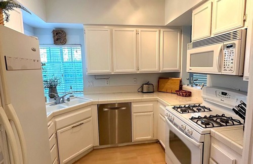Carmel Valley Copropriété | 2BD / 2BA de charme avec piscine et spa * Disponible * le 8 octobre 2019 3 295 $ / m (1 mois minimum)
