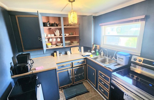 Brantford Maison | Charming Furnished Bungalow with high speed internet and Gorgeous Lawn