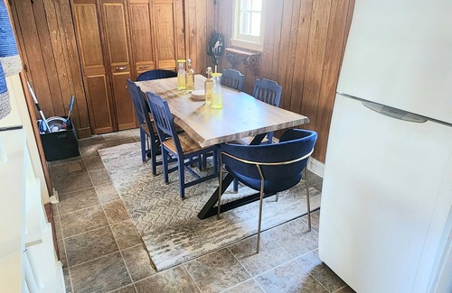 Brantford Maison | Charming Furnished Bungalow with high speed internet and Gorgeous Lawn