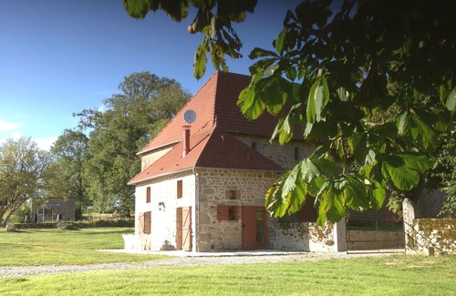 Peyrat-la-Noniere Cottage | Gîte de charme 4 épis Peyrat La Nonière sur domaine avec Château et étang