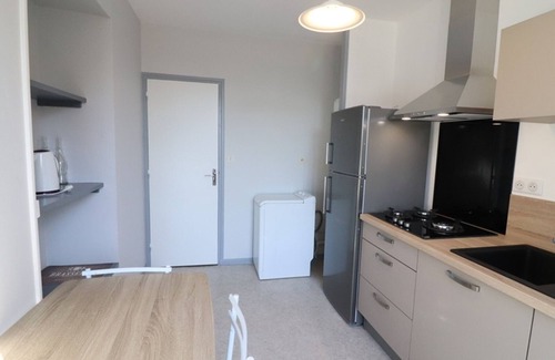 Saint-Gerons Cottage | Gîte rénové au bord du lac, 3 ch, jardin, TV, internet, activités nautiques, 6 pers, animaux admis